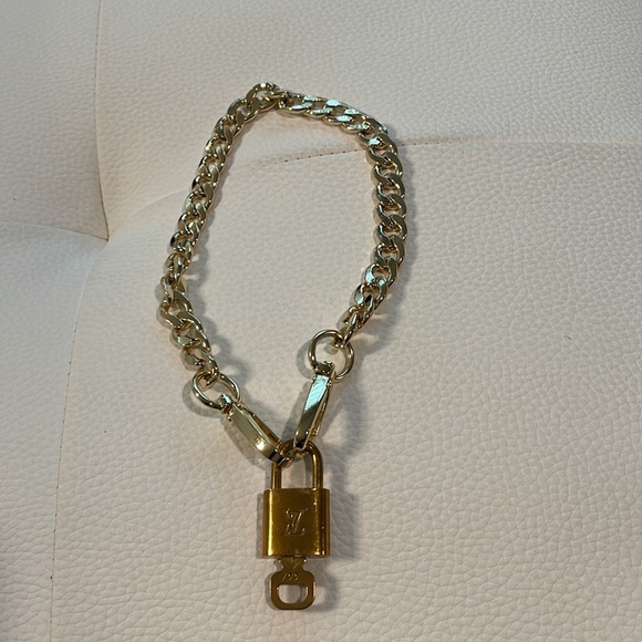 Louis Vuitton Authentic key and lock with brass chain. - Picture 5 of 9